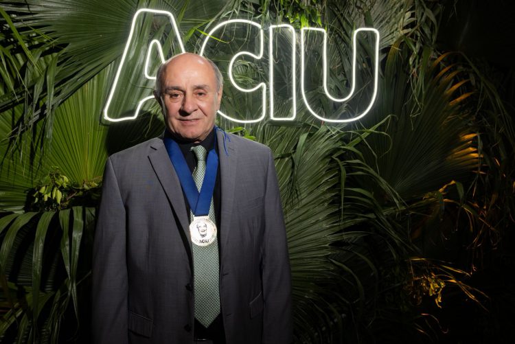 Heverardo Carvalho, diretor comercial da URUS Brasil, recebe a Comenda Gilberto Rezende pela ACIU