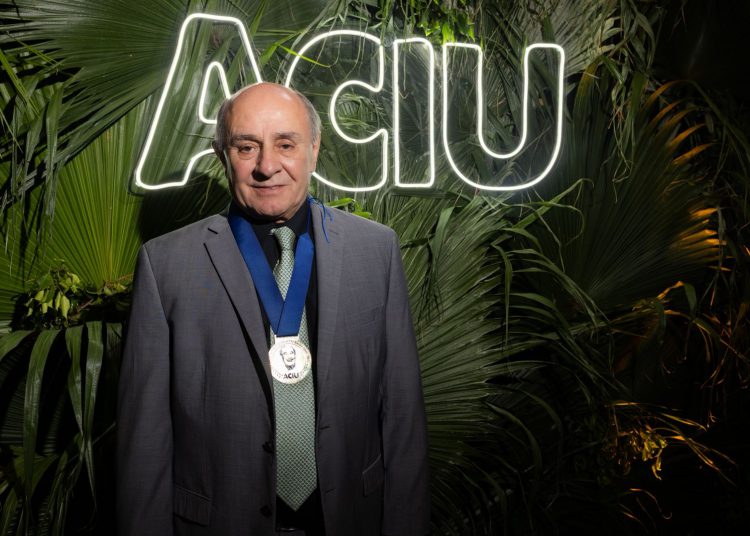 Heverardo Carvalho, diretor comercial da URUS Brasil, recebe a Comenda Gilberto Rezende pela ACIU